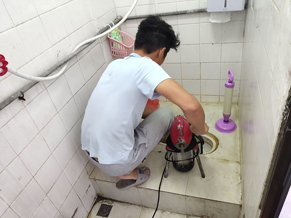 盐边管道堵塞冒臭气 专业师傅现场解决问题
