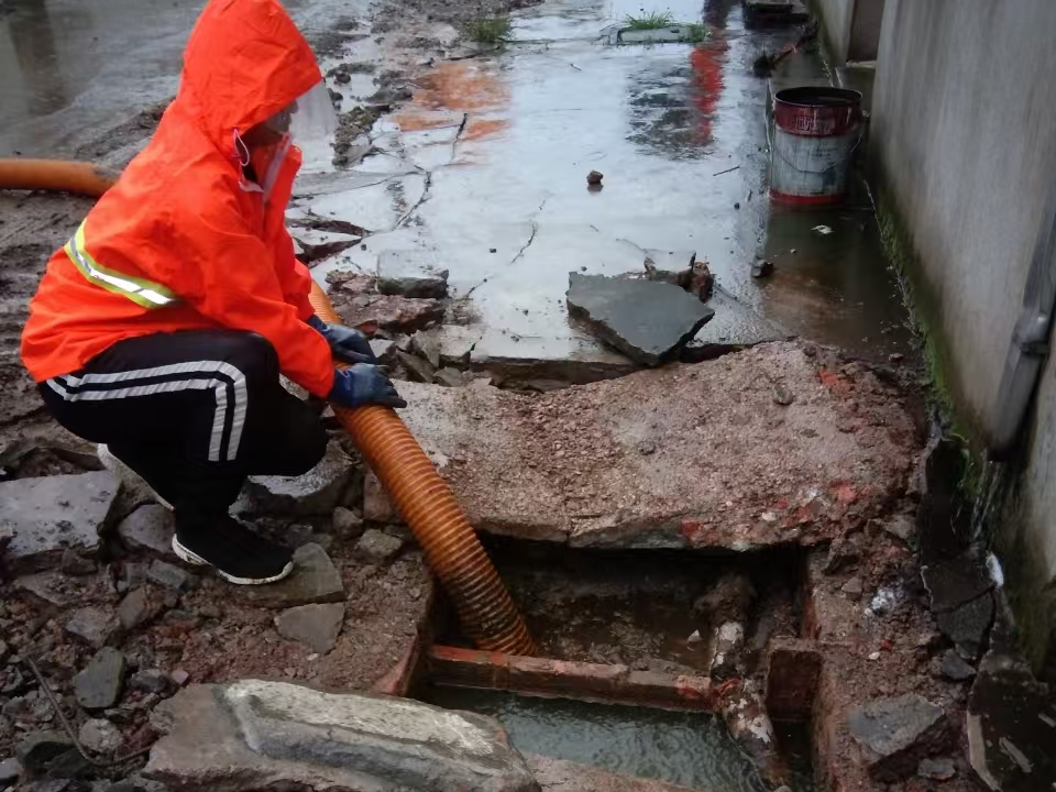 盐边专业清理污水池 炜誉市政以规范流程守护城市 “肠道”