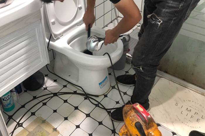 盐边马桶堵塞自己疏通还是找师傅？专业上门服务让你省时更省心