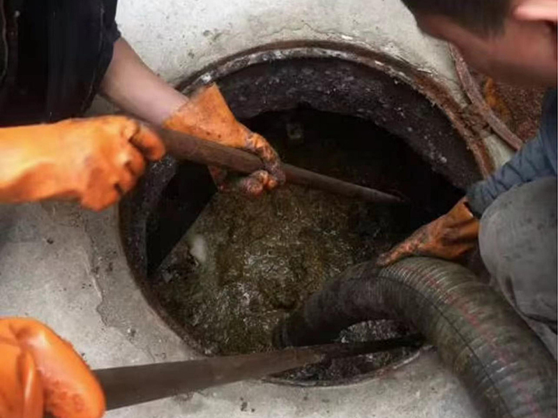 盐边清理化粪池时如何避免沼气的危害？